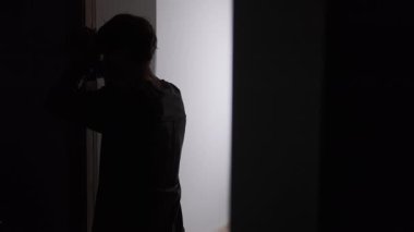 Duygusal aşırı yüklenme ve içsel duraksama, elleri başının üzerinde duran bir adam, bunalmış ve sıkışmış hissediyor, zihinsel yorgunluk, gerçek hayatta stres donması anı.