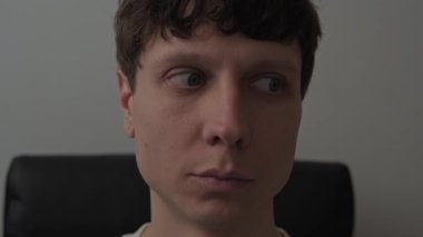 Bilgisayar kullanıcıları için göz egzersizleri, göz yorgunluğu önleme için vizyon jimnastiği yapan ofis çalışanı, yüz kapama, sağlık ve üretkenlik kavramı