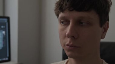 Evde uzaktan çalışma sırasında göz egzersizleri, bilgisayar, ofis yaşam tarzı, yüz kapama, sağlık konsepti üzerinde çalışırken dijital göz yorgunluğunun önlenmesi