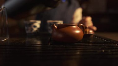 Geleneksel Çay Töreni Evde, Yavaş Yaşama Farkındalığı Anı Sıcak Çay, Sıcak Işık ve Otantik Yaşam Tarzı.