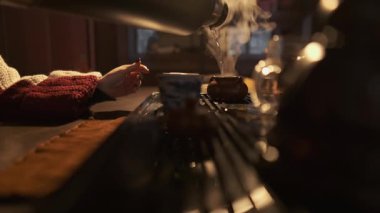 Geleneksel Çay Töreni Evde, Yavaş Yaşama Farkındalığı Anı Sıcak Çay, Sıcak Işık ve Otantik Yaşam Tarzı.
