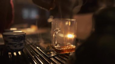 Geleneksel Çay Töreni Evde, Yavaş Yaşama Farkındalığı Anı Sıcak Çay, Sıcak Işık ve Otantik Yaşam Tarzı.