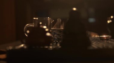 Geleneksel Çay Töreni Evde, Yavaş Yaşama Farkındalığı Anı Sıcak Çay, Sıcak Işık ve Otantik Yaşam Tarzı.