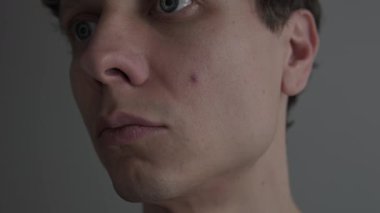 Yüzündeki tek sivilceyi fark eden adam aynadaki deriyi, sivilceleri ve lekeleri, gerçekçi cilt bakımını ve kişisel bakım kavramını inceliyor..