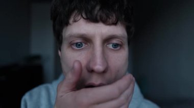 Nefesini kontrol eden bir adam evde nefesini tutarak, kişisel hijyenik farkındalık anında, nefes darlığı, kişisel bakım rutini ve günlük sağlık endişesi