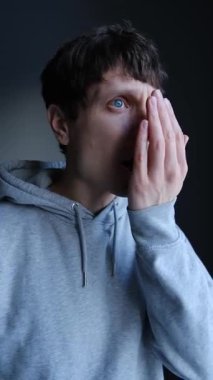 Adamın ağzı koktuktan sonra kötü kokuya tepki vermesi utanç ve rahatsızlığı hissetmesi kendine güven ve sosyal kaygı ile ilgili duygusal tepkiyi yakından hissetmesi.