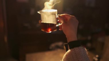 Geleneksel Çay Töreni Evde, Yavaş Yaşama Farkındalığı Anı Sıcak Çay, Sıcak Işık ve Otantik Yaşam Tarzı.