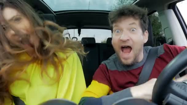 Mode meisje dansen in auto met lange haren op zoek SlowMotion camera — Stockvideo