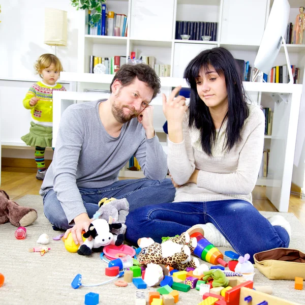 Les parents à la maison désespérés sur le désordre des jouets — Photo