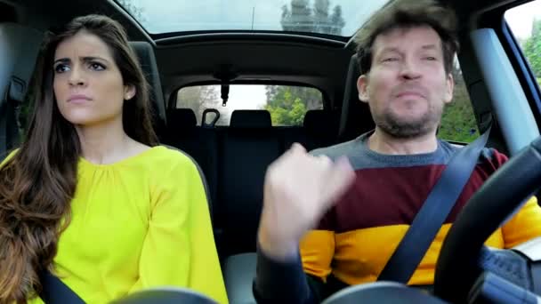 Мужчина кричит на женщину во время вождения автомобиля замедленной съемки — стоковое видео