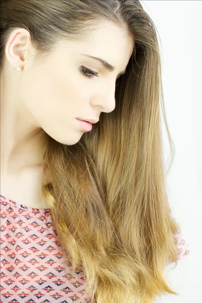 Retrato de mulher linda com cabelo loiro longo bonito isolado — Fotografia de Stock