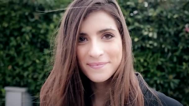Όμορφη χαμογελαστό νεαρή γυναίκα κάμερα που αναζητούν φρέσκο με χαρά — Αρχείο Βίντεο