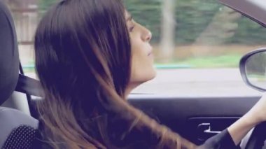 Çok güzel genç bayan eğleniyor arabada oturan uzun saçlı dans
