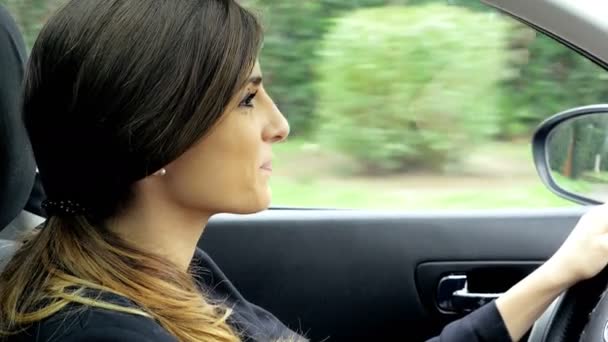 Bella donna sorridente guida auto parlando 4K — Video Stock