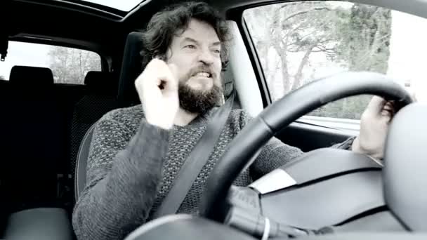 Грустный отчаявшийся сердитый мужчина за рулём, злой почти плачет — стоковое видео