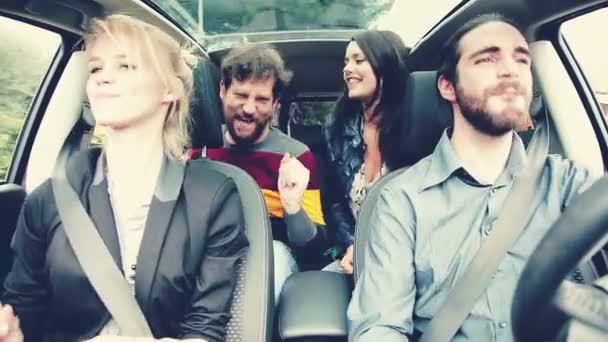 Boldog hűvös emberek, éneklés és a tánc autó retro stílusú vezetés közben — Stock videók