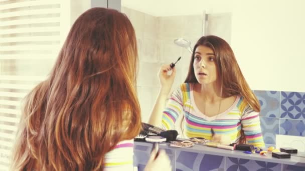 Chica feliz poniendo maquillaje en baño vintage color retro grado 4K — Vídeo de stock