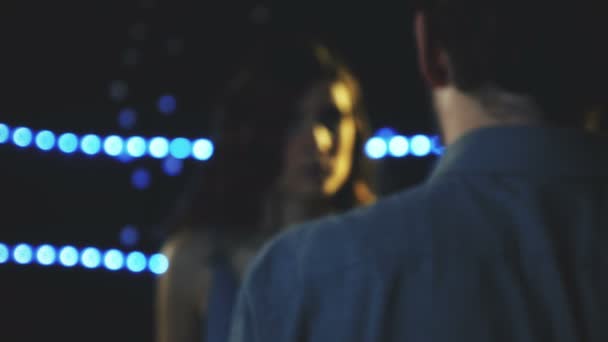 Femme serrant lentement l'homme serré la nuit à l'extérieur 4K 