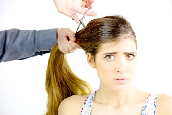 Mujer asustada de que le corten el pelo largo —  Fotos de Stock