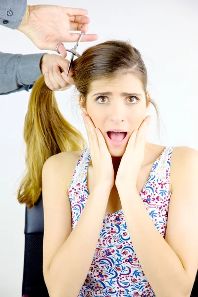 Vrouw bang over het krijgen van alle grote lange haar afgesneden door Kapper — Stockfoto
