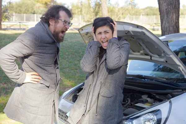 Hombre y mujer gritando por accidente de coche —  Fotos de Stock