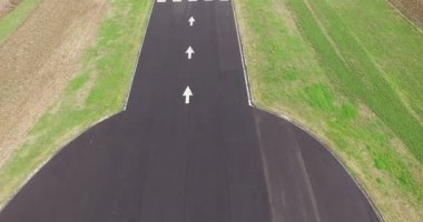Havaalanı pist üzerinde uçak iniş POV shot anteni