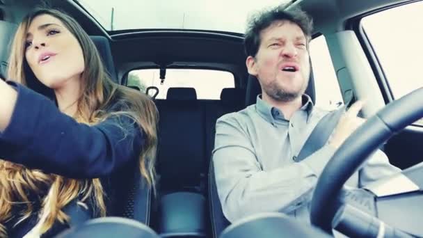 Homem de negócios feliz e mulher dançando carro de condução em câmera lenta estilo retro — Vídeo de Stock