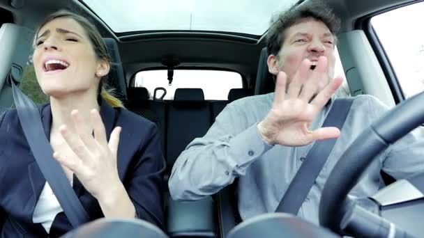 Działalności człowieka i kobieta śpiewa jak szalony kierowcy samochodu zwolnionym tempie — Wideo stockowe