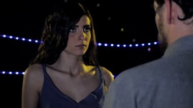 Kadın adam kızgın yavaş seyir gece sokakta