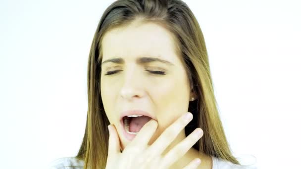 Mujer tocando diente con caries sufriendo dolor aislado 4K — Vídeo de stock