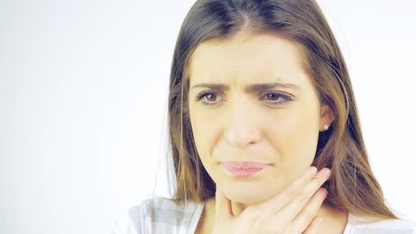 Mujer con problema de garganta enfermo aislado 4K primer plano — Vídeo de stock