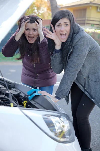 Mujeres gritando sobre coche roto vertical — Foto de Stock