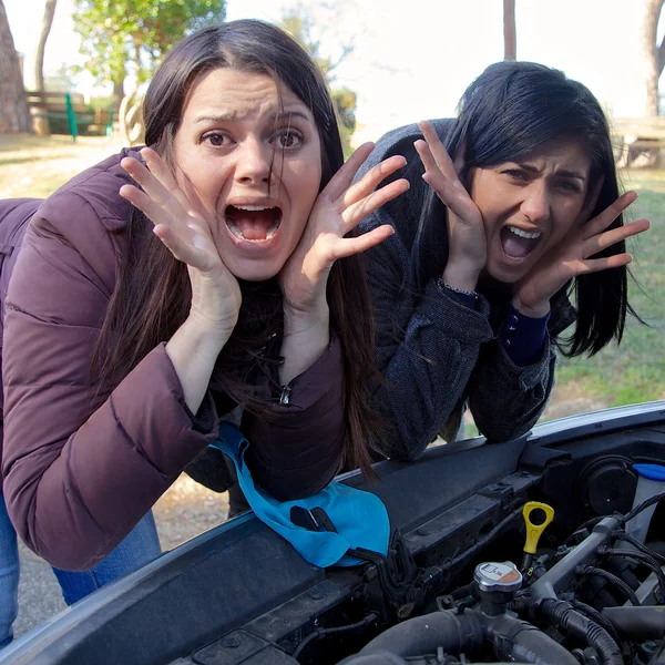 Mulheres gritando sobre carro quebrado closeup — Fotografia de Stock