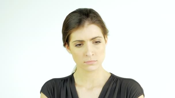 Красивая молодая женщина кивает несчастной изолированной 4K — стоковое видео
