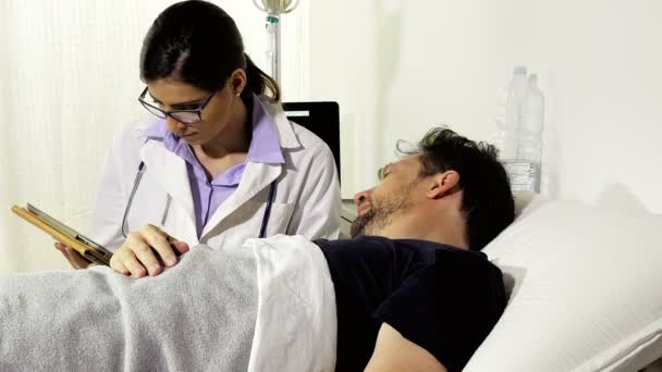 Zadowolony pacjent w szpitalu lekarz tulenie na dobre wieści — Wideo stockowe