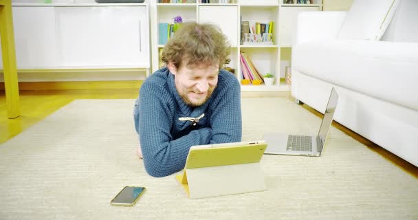 楽しんで男ビデオ タブレットが笑っているを見て — ストック動画