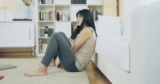 Mulher falando ao telefone em casa — Vídeo de Stock