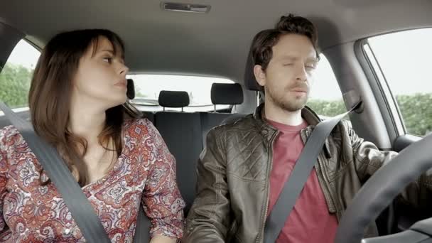 Hermosa pareja triste infeliz en el coche no habla en cámara lenta — Vídeos de Stock
