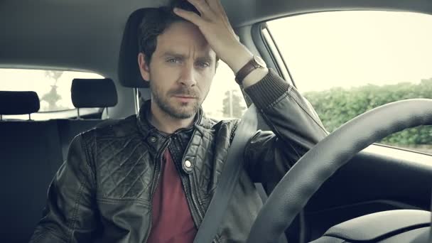 Красивый мужчина в машине регулирует волосы серьезное замедленное движение — стоковое видео