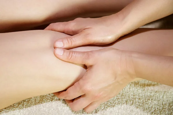 Vue supérieure du massage des jambes dans le salon de spa — Photo