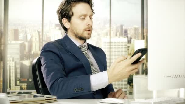 Hombre de negocios guapo trabajando en la oficina haciendo una llamada telefónica — Vídeo de stock