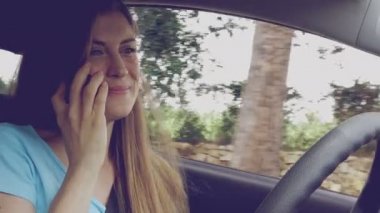 Araba mutlu retro tarzı closeup sürüş Evet sarışın gülümseyen kadın