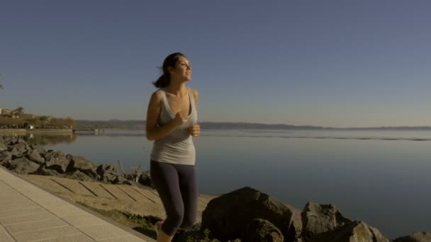 Happy Kobieta Jogging Przed Jeziorem Zwolniony Ruch Średni Strzał — Wideo stockowe