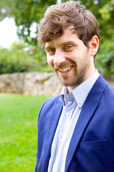 Hombre de negocios guapo esperando cita en feliz primer plano sonriente — Foto de Stock