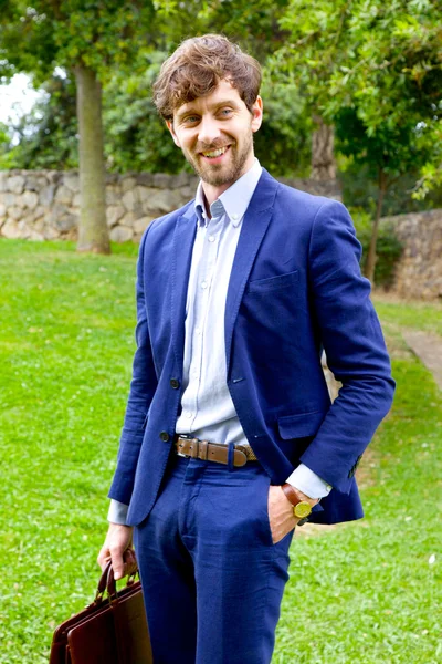 Hombre de negocios guapo esperando cita en sonriente feliz — Foto de Stock