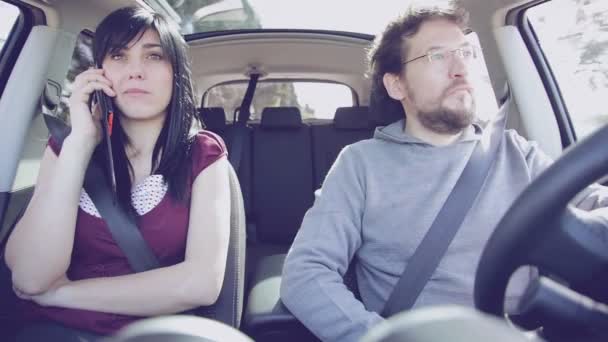 Мужчина в машине с девушкой, злой на зависимость от мобильного телефона — стоковое видео