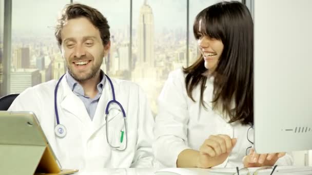 Médico femenino y masculino riendo y coqueteando en la oficina del hospital 4K — Vídeo de stock