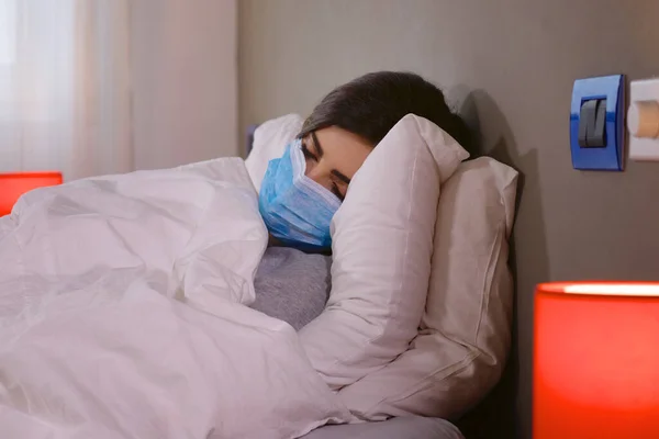 Femme Lit Hôpital Avec Masque Protecteur Avec Coronavirus Dormant Image En Vente