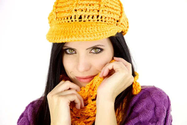 美丽的女人，用帽子和围巾微笑 — 图库照片