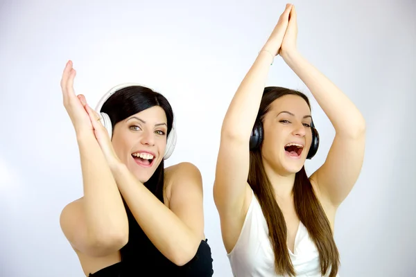 Mulheres felizes dançando com fone de ouvido — Fotografia de Stock